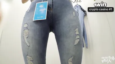 Uma sessão de provador para experimentar calças jeans que realçam o corpo de for
