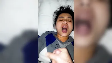 Tante Mirna Kena Semprot Sperma Di Depan Wajahnya Posisi Tidur