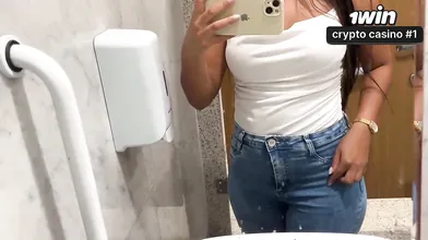 Uma mulher solo se masturba em um banheiro público de forma incrível e excitante