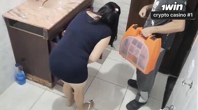 Preocupada, paguei o encanador com meu corpo enquanto meu marido estava chegando