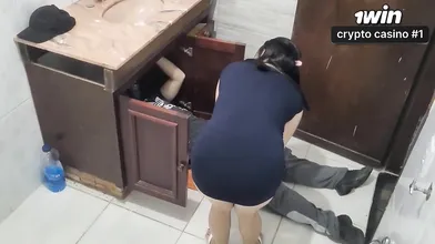 Preocupada, paguei o encanador com meu corpo enquanto meu marido estava chegando