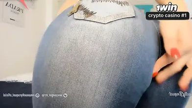 Uma latina de bunda grande em calças jeans apertadas falando sacanagem e dirty d