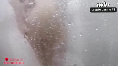 Uma morena rabuda toma banho e masturba o pau grande do seu homem até ele gozar.