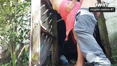 Esposa casada usa apenas uma toalha para pedir ajuda ao zelador com o chuveiro e