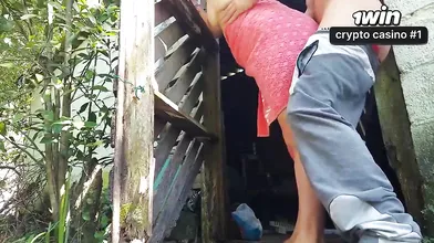 Esposa casada usa apenas uma toalha para pedir ajuda ao zelador com o chuveiro e