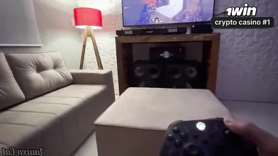 Jogando videogames e transando com uma gostosa em uma cena de pornografia hardco