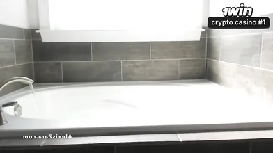 Zara desfruta de um banho sensual e se exibe em um striptease molhado com jeans