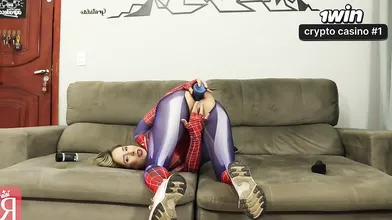 Spider Gwen recebe um brinquedo erótico para masturbação rectal com vibrador em