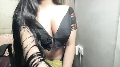 College Girl Its_Diya1 Playing With Her Huge Boobs