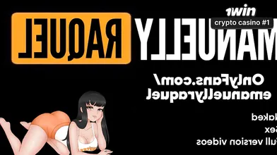 Uma mulher morena gostosa experimentando seus arse butt-plugs anais enquanto faz