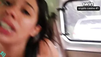 Boquete ao ar livre dentro do carro em um belo dia de sol.