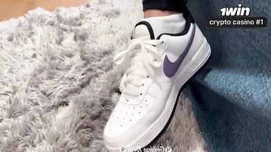 Tênis Nike Air suados e fedidos da Deusa Kiffa Joi - fetiche por pés e pornograf