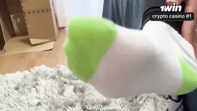 Tênis Nike Air suados e fedidos da Deusa Kiffa Joi - fetiche por pés e pornograf