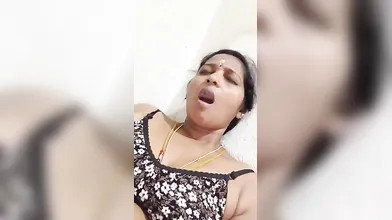 Busty Tamil Aunty Showing & Fingering Big Pussy