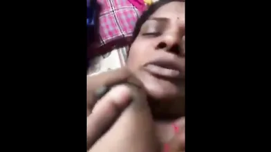 Tamil Aunty Boobs Press Bra Aur Chut Dikhayi Boyfriend Ko