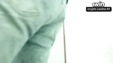 Mulher madura faz boquete em um desconhecido na sala de espera em vídeo pornô qu