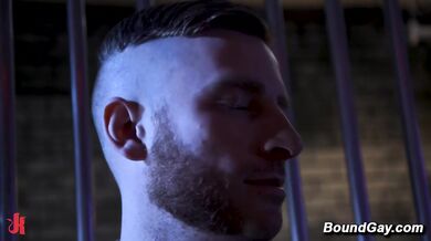 Prison Officer Fucks Inmate Raw Ass