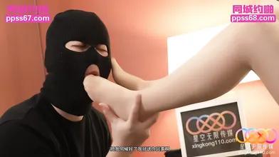 痴汉小偷潜入少妇家偷丝袜被抓沦为性奴。米菲的强制性交以及舔脚，让m男受尽折磨！！ E16db453