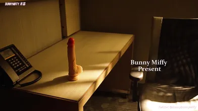 寂寞空姐第一部：饥渴空姐性瘾来袭，用大肉棒玩具插出小穴白浆。 E7815240