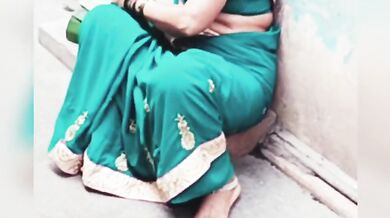 Aunty saree navel bending
