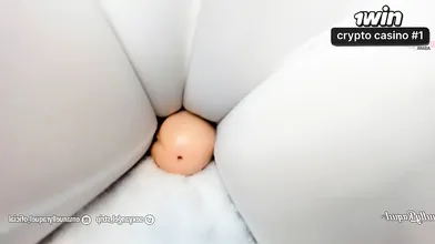 Morena voluptuous com camiseta molhada e calça branca apertada sentando no conso