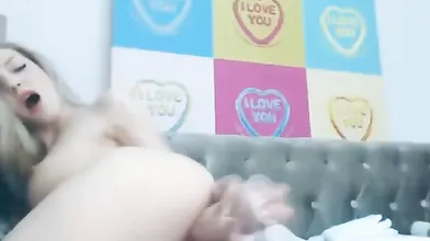 Sexy Babe Fucks Her Thick Toy Like a Total Pro