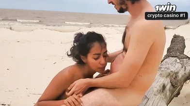 Uma nativa luxuosa é fodida numa praia pública numa cena hard-core de pornô, par