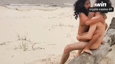 Uma nativa luxuosa é fodida numa praia pública numa cena hard-core de pornô, par