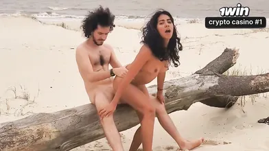 Uma nativa luxuosa é fodida numa praia pública numa cena hard-core de pornô, par