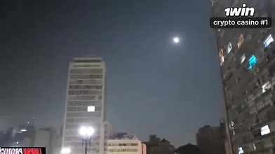 Fazendo sexo com Luiza Marcato na vibrante noite de São Paulo em vídeo pornô.