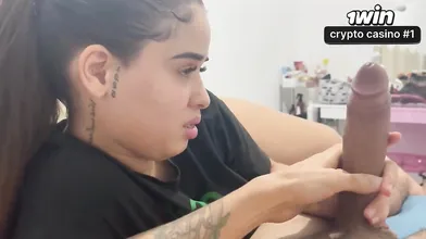 A amiga da minha namorada, sabendo do meu tamanho, não resistiu e quis experimen