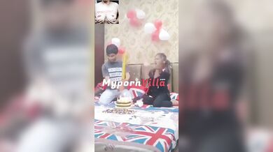 HInDI दोस्त ने अपनी गर्लफ्रेंड के जन्मदिन पर उसकी चुदाई की