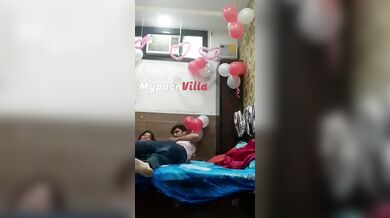 HInDI दोस्त ने अपनी गर्लफ्रेंड के जन्मदिन पर उसकी चुदाई की