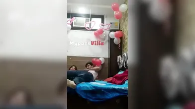 HInDI दोस्त ने अपनी गर्लफ्रेंड के जन्मदिन पर उसकी चुदाई की