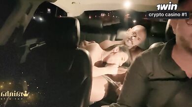 Esposa adúltera trai marido cornudo fazendo sexo no carro do Uber com seu amante