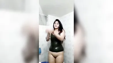 Gouthami reddy manthena showing her wet body and sexy navel in bathroom video le