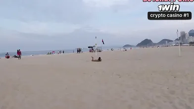 Favela fica uma maravilha depois de massagem na praia de Copacabana.