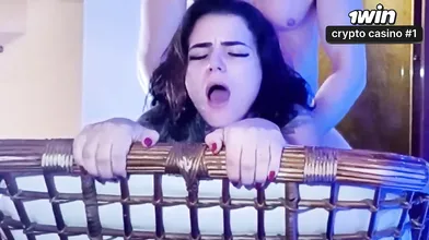 Explosivo encontro sexual com jovem brasileira culmina em ejaculação facial inte