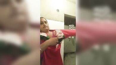 Bhabhi Boobs Showing And Dancing Video