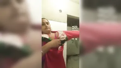 Bhabhi Boobs Showing And Dancing Video