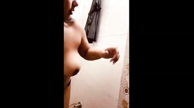 Faridabad Big Boobs Girl Lund Chusti Hai Dost Ka Washroom Me