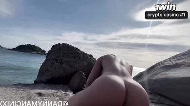 Sexy latina amadora fode na praia sem camisinha e leva gozada na boca ao ar livr