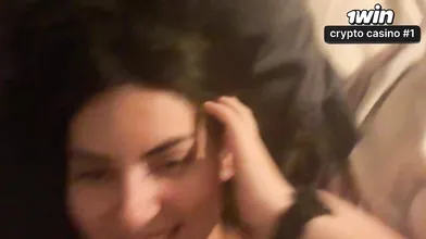 Morena sensuous exibe sua namorada gótica em cenas picantes de sexo amador com m