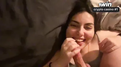 Morena sensuous exibe sua namorada gótica em cenas picantes de sexo amador com m