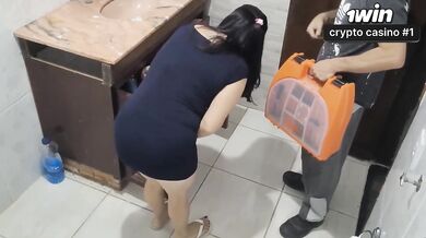 Marido quase pegou esposa pagando com sexo ao encanador em casa.