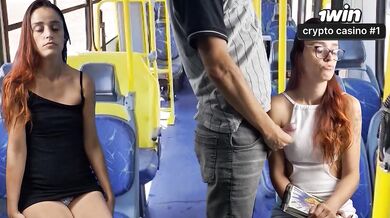 Homem perturbado assedia mulher de forma obscena em transporte público - vídeo p