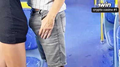 Homem perturbado assedia mulher de forma obscena em transporte público - vídeo p