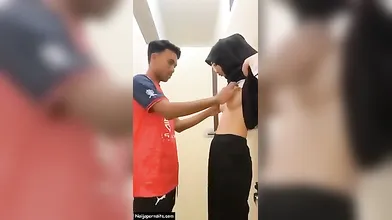 Indonesian, Muslim Girl Give Quick Blowjob In Public Restroom