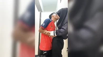 Indonesian, Muslim Girl Give Quick Blowjob In Public Restroom