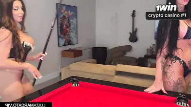 Três brasileiras gostosas recebem visita de estrelas pornôs com paus grandes pro